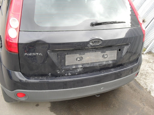 Фото поврежденного  багажника авто 